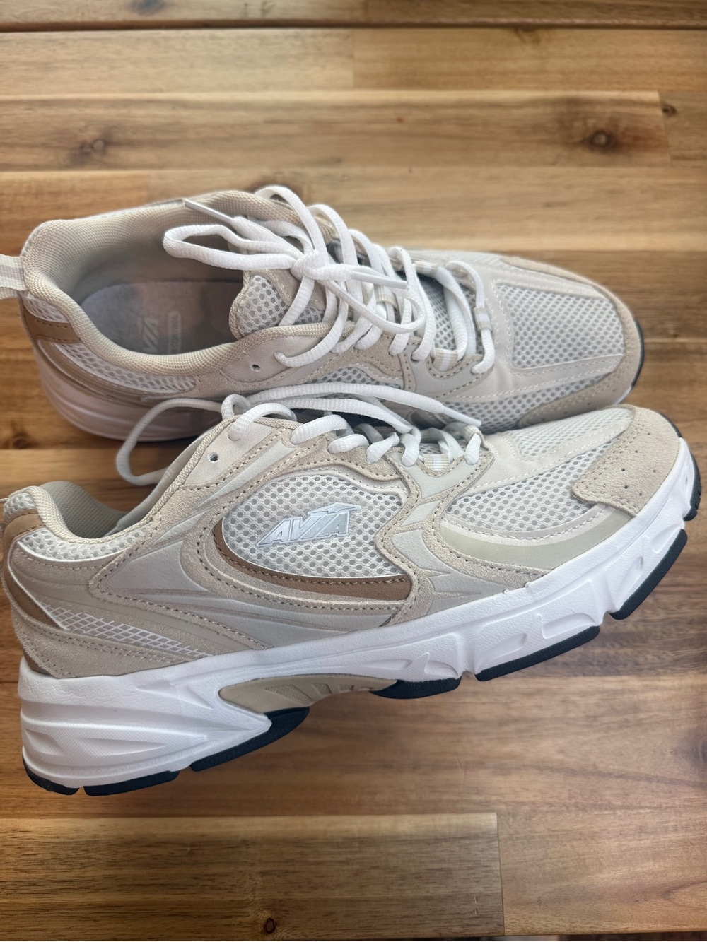 Women’s AVIA 2000’s Retro running shoes